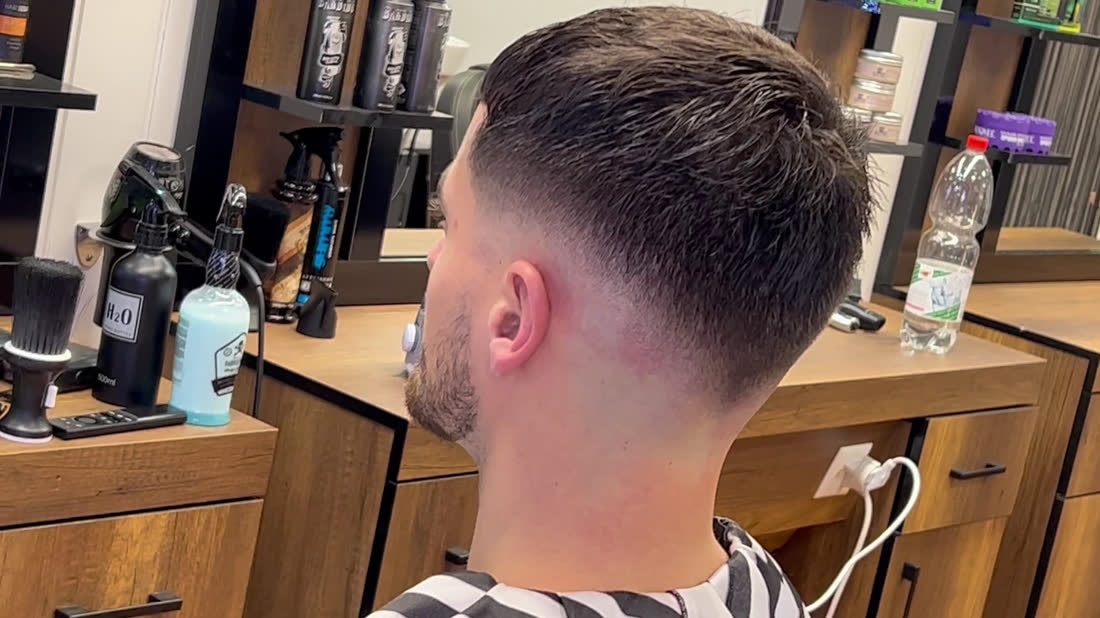 Sauberer Skin Fade von hinten fotografiert