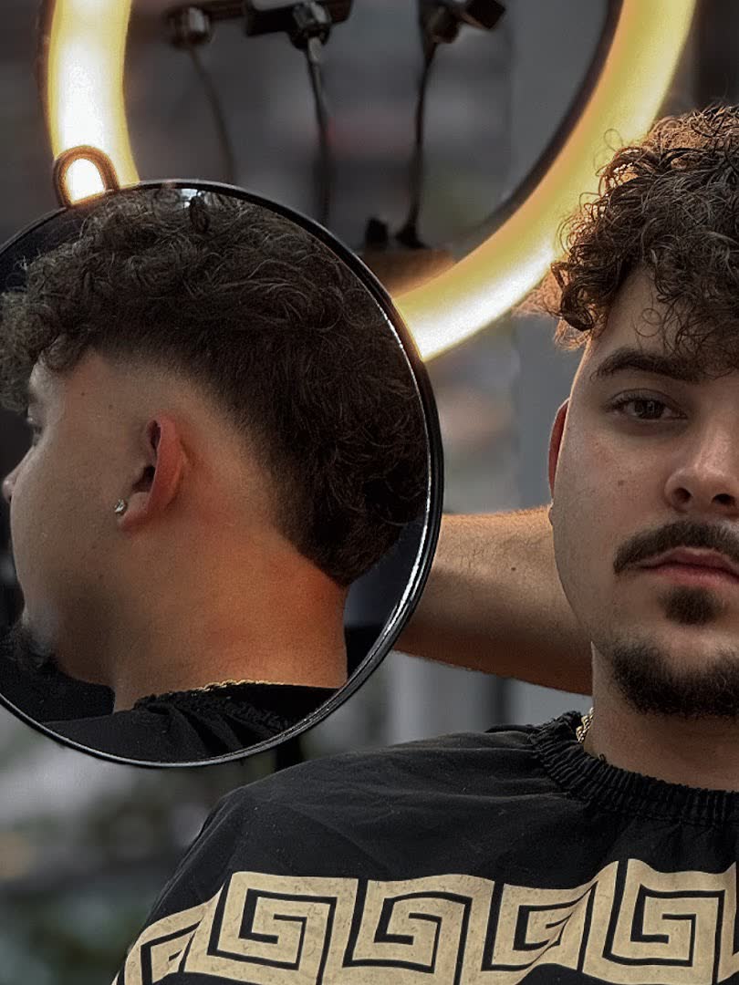 Curly Fade nach dem Schnitt im Spiegel